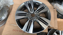 Load image into Gallery viewer, 1x Alufelge 18 Zoll 6.5&quot; 5x114.3 52910-2Y700 Hyundai Ix35 Rim Wheel