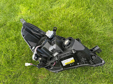 Laden Sie das Bild in den Galerie-Viewer, Frontscheinwerfer Toyota Corolla Verso 81070-0F101-00 Xenon Links Headlight SCH9121975516mv