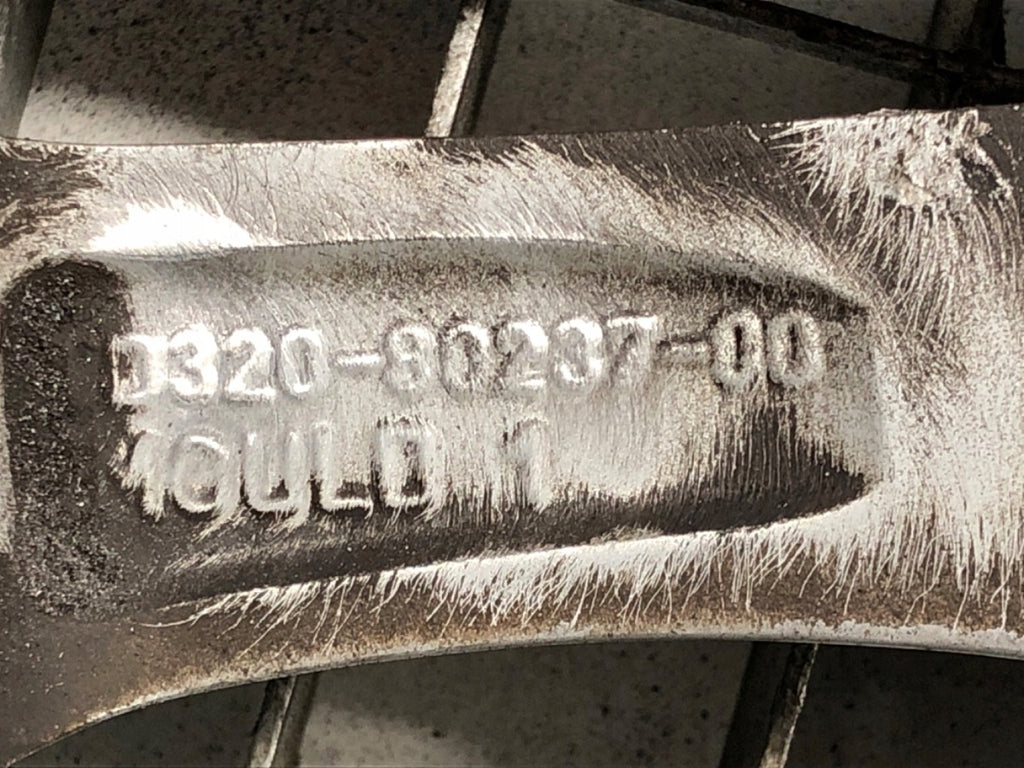 1x Alufelge 16 Zoll 6.5" 5x114.3 39ET Glanz Silber PZ474-T0675-Z Toyota