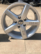 Laden Sie das Bild in den Galerie-Viewer, 1x Alufelge 18 Zoll 8.0&quot; 5x130 53ET Glanz Silber 7P0071498 Vw Rim Wheel