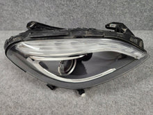 Laden Sie das Bild in den Galerie-Viewer, Frontscheinwerfer Mercedes-Benz W246 A2468201661 030127127200 Xenon Rechts SCH9029967737th