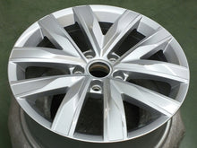 Load image into Gallery viewer, 1x Alufelge 17 Zoll 7.0&quot; 5x112 38ET Glanz Silber 3G8601025 Vw Rim Wheel