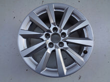 Laden Sie das Bild in den Galerie-Viewer, 1x Alufelge 16 Zoll 6.5&quot; 5x112 40ET Glanz Silber 82A601025 Audi Rim Wheel