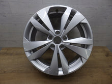Laden Sie das Bild in den Galerie-Viewer, 1x Alufelge 18 Zoll 7.5&quot; 5x112 50ET Glanz Silber 10A071498 Vw Rim Wheel