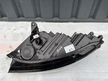 Laden Sie das Bild in den Galerie-Viewer, Frontscheinwerfer Skoda Enyaq 5LB941015F LED Links Scheinwerfer Headlight