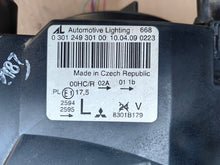 Laden Sie das Bild in den Galerie-Viewer, Frontscheinwerfer Mitsubishi Colt VI I 030124930100 Rechts oder Links