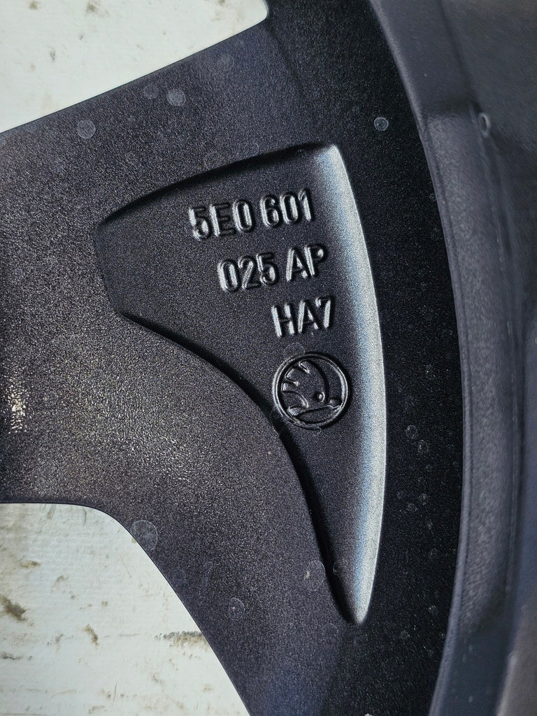 1x Alufelge 16 Zoll 6.5" 5x112 46ET Glanz Silber 5E0601025 Skoda Octavia Iii