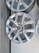 Laden Sie das Bild in den Galerie-Viewer, 4x Alufelge 17 Zoll 6.5" 5x112 39ET 6856076 BMW 4 Passat B7 Golf VII Tiguan FEL7571005609rm