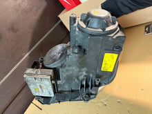 Laden Sie das Bild in den Galerie-Viewer, Frontscheinwerfer VW Touran Xenon Rechts Scheinwerfer Headlight SCH6218330676nz