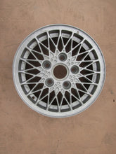 Laden Sie das Bild in den Galerie-Viewer, 1x Alufelge 15 Zoll 6.0&quot; 5x130 43ET 477601025B Porsche 924 Rim Wheel