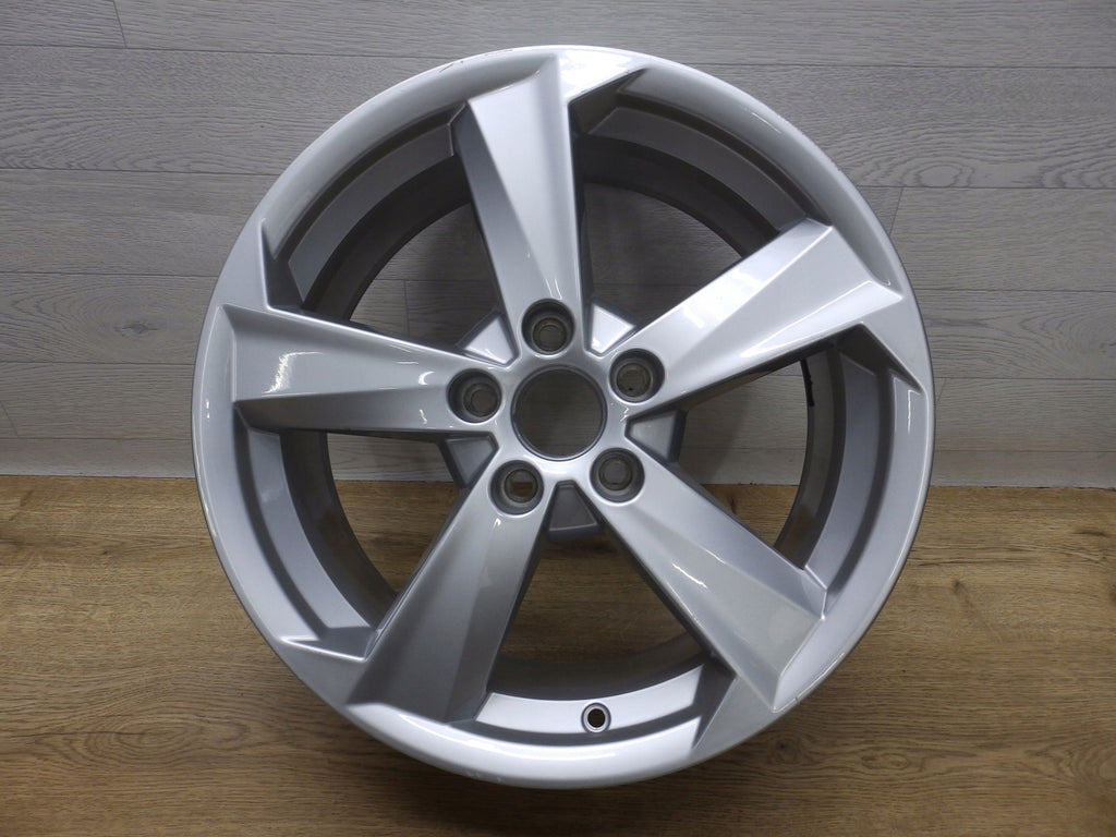 1x Alufelge 17 Zoll 7.0" 5x112 45ET Glanz Silber 81A601025 Audi Q2 Rim Wheel