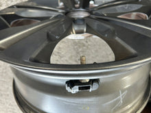 Load image into Gallery viewer, 1x Alufelge 17 Zoll 7.0&quot; 5x114.3 50ET 52910-K4000 Hyundai Kona Rim Wheel