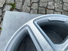 Load image into Gallery viewer, 1x Alufelge 18 Zoll 9.5" 5x112 48ET Glanz Silber A2184011502 Mercedes-Benz Cls FEL7781465463yx