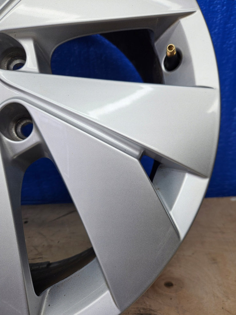 1x Alufelge 17 Zoll 6.5" 5x112 46ET Glanz Silber 5H0601025B VW Golf Viii FEL1702047153tn