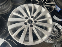 Load image into Gallery viewer, 1x Alufelge 17 Zoll 7.5&quot; 5x112 42ET Glanz Silber 3R0601025E Seat Exeo Rim Wheel