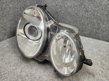 Laden Sie das Bild in den Galerie-Viewer, Frontscheinwerfer Mercedes-Benz W211 Xenon Rechts Scheinwerfer Headlight SCH2822575872gw