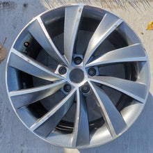 Load image into Gallery viewer, 1x Alufelge 18 Zoll 8.0" 5x112 44ET Glanz Silber 3V0601025AL Skoda Superb Iii FEL6094123636ka
