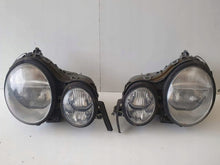 Laden Sie das Bild in den Galerie-Viewer, Frontscheinwerfer Mercedes-Benz 210210210 Ein Satz Scheinwerfer Headlight