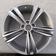 Laden Sie das Bild in den Galerie-Viewer, 1x Alufelge 18 Zoll 7.0" 5x112 43ET Glanz Silber 5NA601025M VW Tiguan Touran FEL9885037391fu