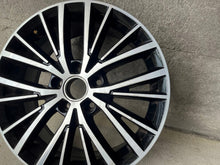 Laden Sie das Bild in den Galerie-Viewer, 1x Alufelge 17 Zoll 6.5" 5x112 52ET Glanz Graphit 5TA601025G VW Touran Rim Wheel FEL8383720242eq