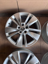 Load image into Gallery viewer, 4x Alufelge 18 Zoll 7.0" 5x112 43ET Glanz Silber 565601025C Skoda Kodiaq FEL6766425053hb