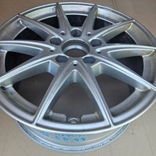 Laden Sie das Bild in den Galerie-Viewer, 1x Alufelge 16 Zoll 6.5" 5x112 44ET Glanz Silber A1774011100 Mercedes-Benz Cla FEL6135395603oe
