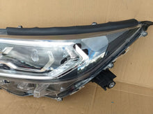 Laden Sie das Bild in den Galerie-Viewer, Frontscheinwerfer Toyota V W4043 LED Ein Stück (Rechts oder Links) Headlight