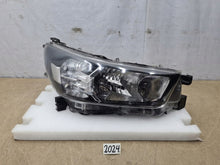 Laden Sie das Bild in den Galerie-Viewer, Frontscheinwerfer Toyota Hilux VIII 1EJ-923364 Rechts Scheinwerfer Headlight SCH6072047314cj
