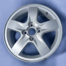 Laden Sie das Bild in den Galerie-Viewer, 1x Alufelge 15 Zoll 5.5&quot; 4x100 529101C550 Hyundai Rim Wheel