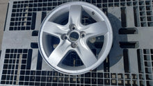 Laden Sie das Bild in den Galerie-Viewer, 1x Alufelge 15 Zoll 5.5&quot; 4x100 529101C550 Hyundai Rim Wheel