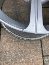 Laden Sie das Bild in den Galerie-Viewer, 1x Alufelge 17 Zoll 6.5" 5x112 44ET Glanz Silber A1774011200 Mercedes-Benz Cla FEL8504956088nd