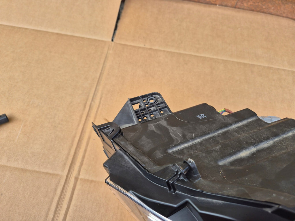 Frontscheinwerfer Mitsubishi Cross Full LED Ein Stück (Rechts oder Links)