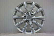 Laden Sie das Bild in den Galerie-Viewer, 1x Alufelge 17 Zoll 7.0&quot; 5x114.3 39ET Glanz Silber PZ474-E8673- Toyota Rim Wheel