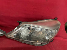 Load image into Gallery viewer, Frontscheinwerfer Toyota Yaris Ein Satz Scheinwerfer Headlight SCH7354287191hu