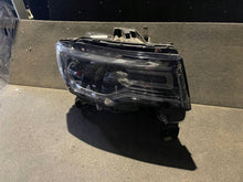 Load image into Gallery viewer, Frontscheinwerfer Jeep Grand Cherokee T77598B Rechts Scheinwerfer Headlight SCH6808816755qa
