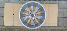 Laden Sie das Bild in den Galerie-Viewer, 1x Alufelge 18 Zoll 7.5" 5x112 48ET Glanz Silber 5E3601025K Skoda Rim Wheel FEL1840111509lp