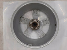 Laden Sie das Bild in den Galerie-Viewer, 1x Alufelge 17 Zoll 7.0&quot; 5x100 46ET Glanz Silber 5JA601025 Skoda Fabia Rapid