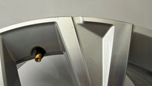 Load image into Gallery viewer, 1x Alufelge 18 Zoll 8.0" 5x112 44ET Glanz Silber 3P0601025E Skoda Superb FEL2223996424zr
