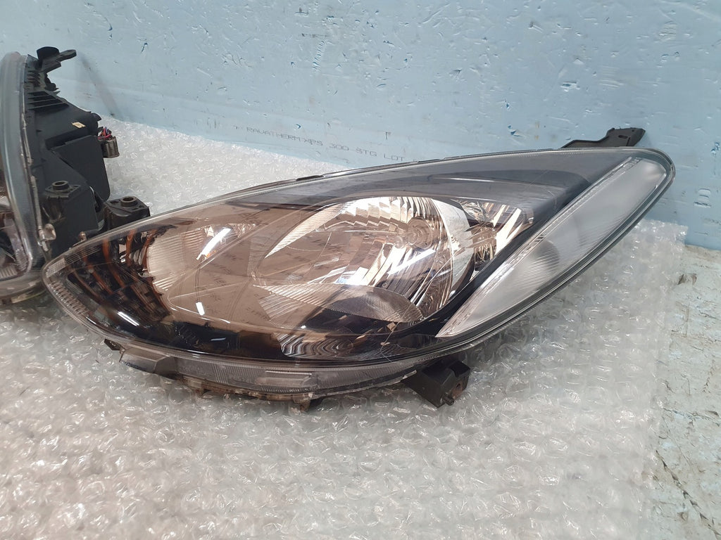 Frontscheinwerfer Mazda Demio DR61-51030 D651-51040 Ein Satz Headlight
