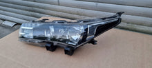 Load image into Gallery viewer, Frontscheinwerfer Toyota Corolla 81150-02E71 Links Scheinwerfer Headlight SCH4425591629dv