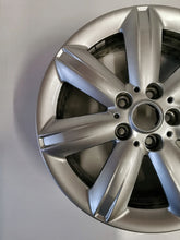 Laden Sie das Bild in den Galerie-Viewer, 1x Alufelge 17 Zoll 6.5&quot; 5x112 39ET Glanz Silber 6856041 Mini Countryman F60