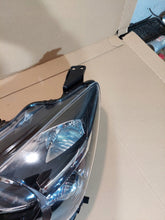 Laden Sie das Bild in den Galerie-Viewer, Frontscheinwerfer Mazda II DB5J-51040 Links Scheinwerfer Headlight