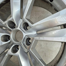 Laden Sie das Bild in den Galerie-Viewer, 1x Alufelge 18 Zoll 7.0" 5x112 57A601025M Skoda Karoq Rim Wheel FEL9919928981to