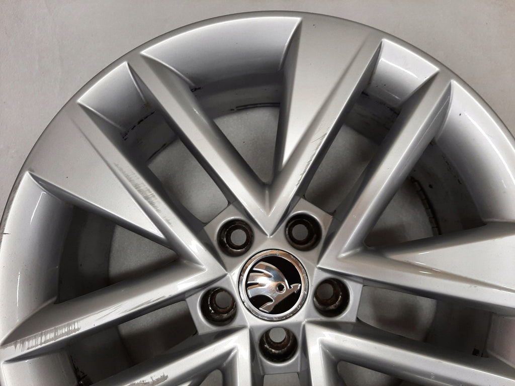 1x Alufelge 17 Zoll 7.0" 5x100 46ET Glanz Silber 6V0601025 Skoda Fabia Iii