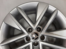 Laden Sie das Bild in den Galerie-Viewer, 1x Alufelge 17 Zoll 7.0&quot; 5x100 46ET Glanz Silber 6V0601025 Skoda Fabia Iii