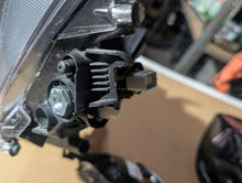Laden Sie das Bild in den Galerie-Viewer, Frontscheinwerfer Toyota Corolla TUT706 Links Scheinwerfer Headlight SCH7396481525bk