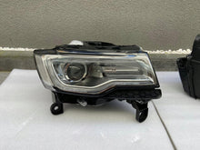 Laden Sie das Bild in den Galerie-Viewer, Frontscheinwerfer Jeep Grand Cherokee Wk2 68144709AE Rechts oder Links SCH9252837544bv