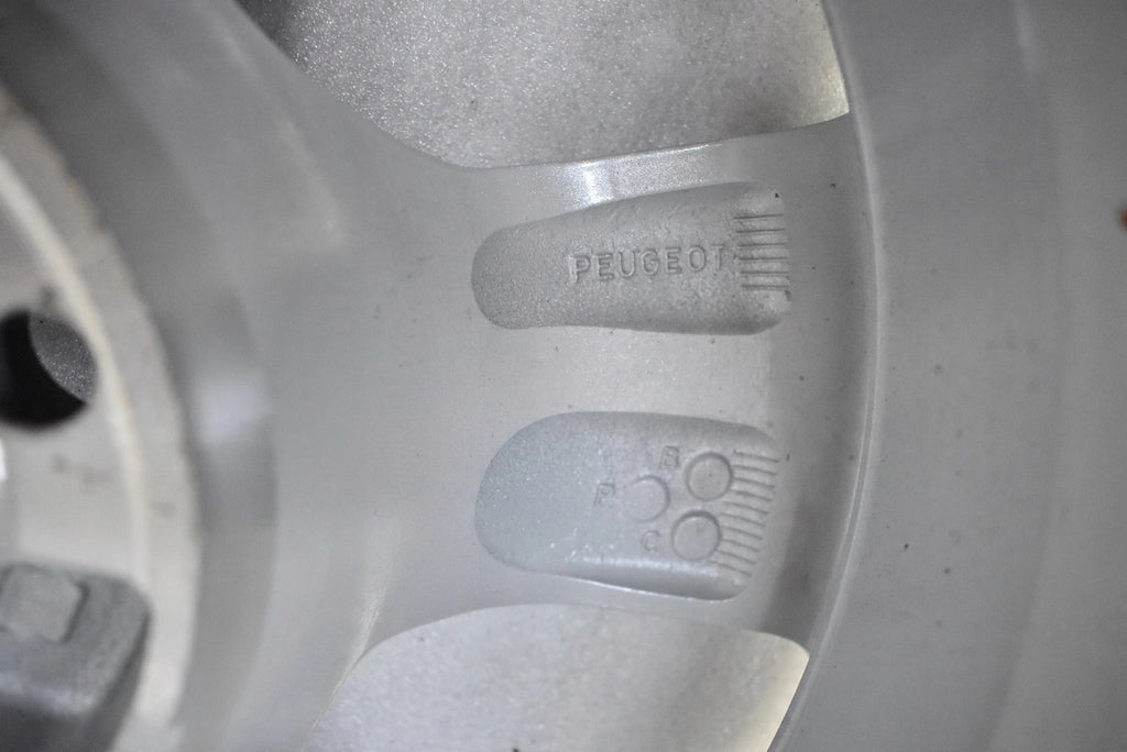 1x Alufelge 15 Zoll 6.5" 4x108 20ET Glanz Silber Peugeot 2008 Rim Wheel