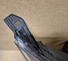 Laden Sie das Bild in den Galerie-Viewer, Frontscheinwerfer Ford Tourneo Connect Transit FT1113W029DB 90070363 Rechts SCH3962956085ge
