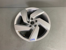 Laden Sie das Bild in den Galerie-Viewer, 1x Alufelge 17 Zoll 7.5&quot; 5x112 51ET 5H0601025E VW Golf Viii Rim Wheel